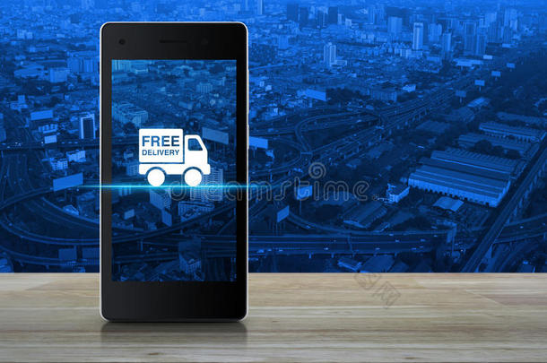 <strong>免费送</strong>货卡车图标在现代智能手机屏幕上的木制