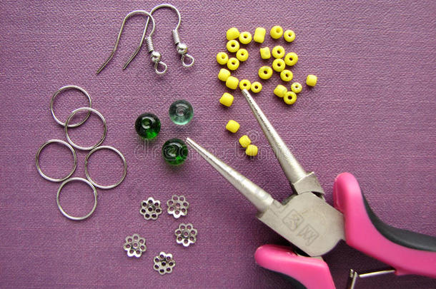 制作耳环、手工珠宝的珠子、家具和工具