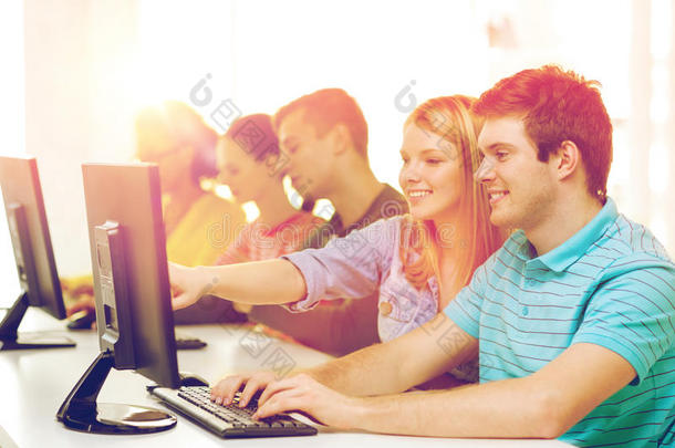 学校电脑课上微笑的学生