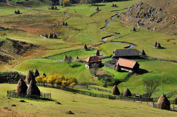 秋天的乡村景观与小村庄