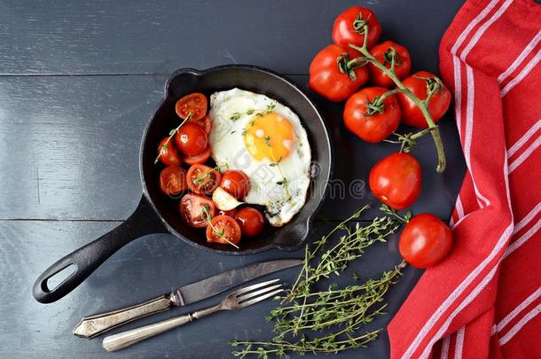煎鸡蛋和西红柿在锅里。 自制早餐，<strong>顶级</strong>景观
