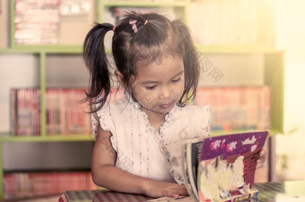 孩子读，可爱的小女孩读一本书