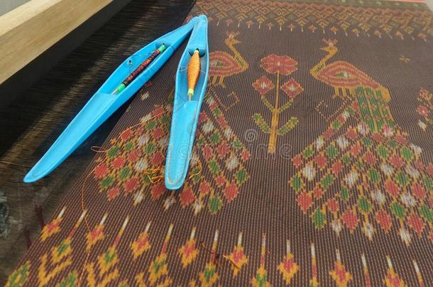 蓝色丝绸梭织机在泰国埃桑丝绸上