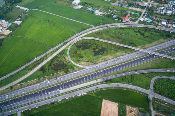 城市交通枢纽和交通道路的鸟瞰图，顶部和Birdeyes视图拍摄90度，模糊背景