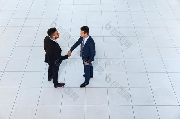 商人握手欢迎手势顶角观，两位商人做交易握手报名
