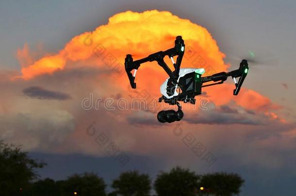 无人机在飞行-专业相机（无人机/无人机）在日落
