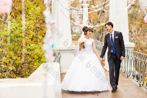 新郎和新娘秋季婚礼