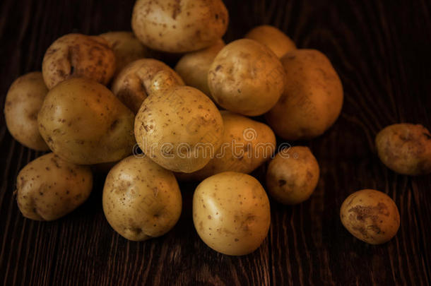 新鲜种植的土豆