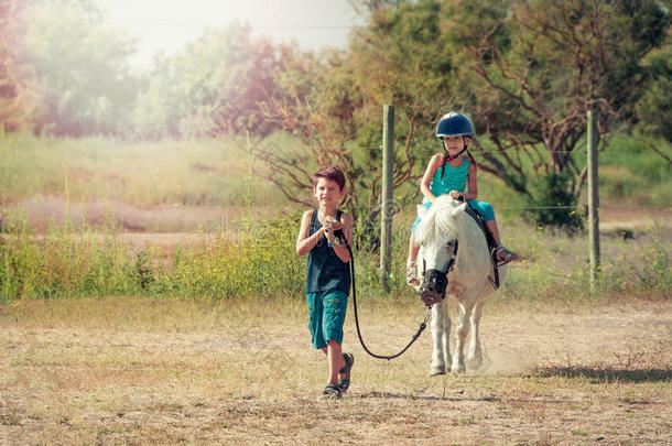 孩子们花时间和马在一起。