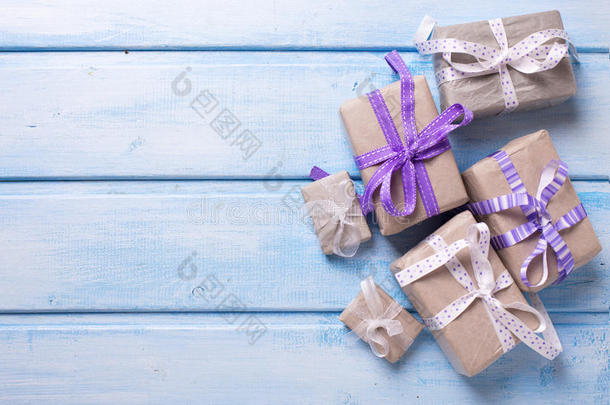 不同的节日礼品盒，蓝色木制背上有礼物