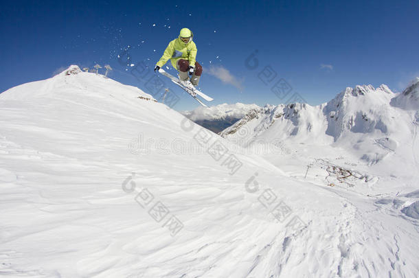 在山上飞滑雪者。 极限冬季运动。
