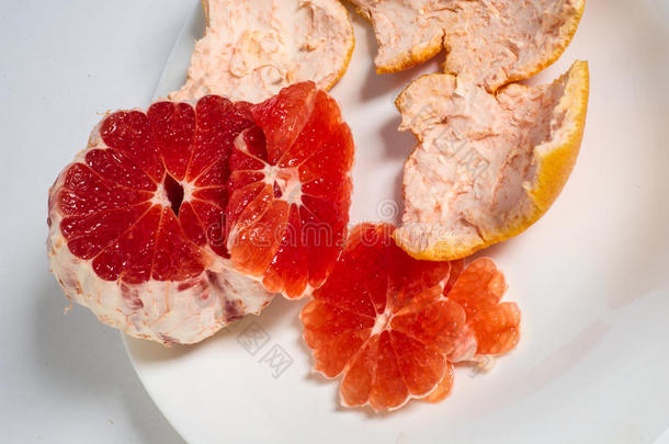 葡萄柚，一种大的，圆形的，黄色的柑橘类水果，果肉酸，多汁。