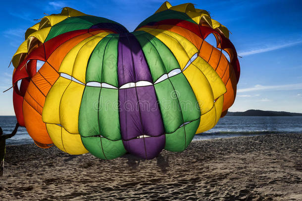在海滩上的降落伞