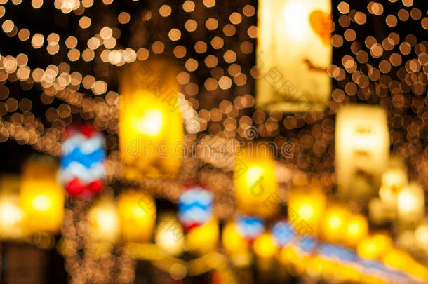 圣诞节和新年庆祝活动，用灯光装饰。