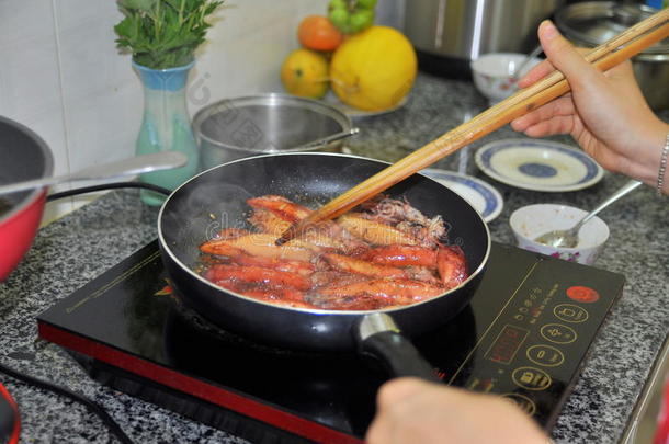 在农历新年，每个越南家庭都在为年终聚会煎鱿鱼