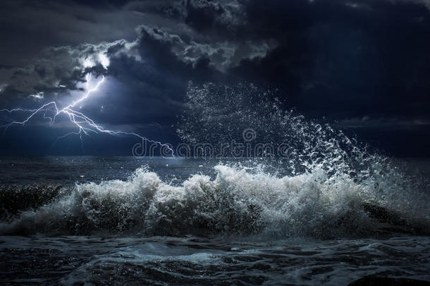 黑暗的<strong>海洋风</strong>暴，夜晚有海浪和海浪