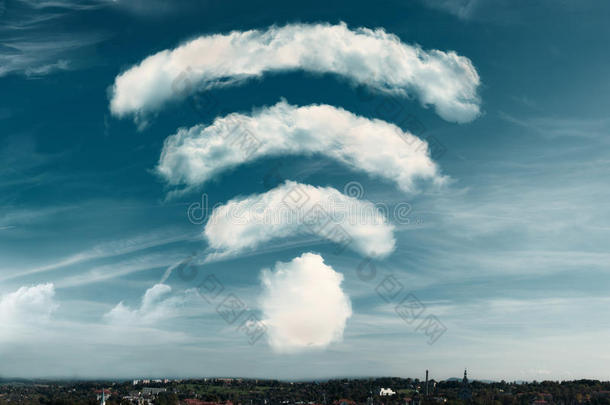 天空背景上<strong>wifi</strong>符号形状的云。 梦想更好的<strong>wifi</strong>，或优秀的信号覆盖概念。