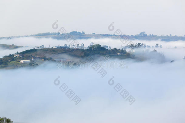 云雾迷蒙的山谷丘陵农田
