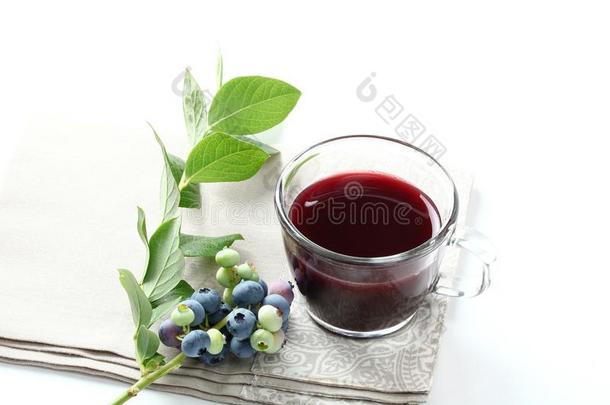 <strong>蓝莓汁</strong>与生水果和茶杯在白色背景