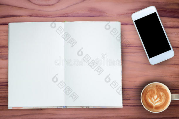咖啡，笔记本和手机上的柚木纹理背景。