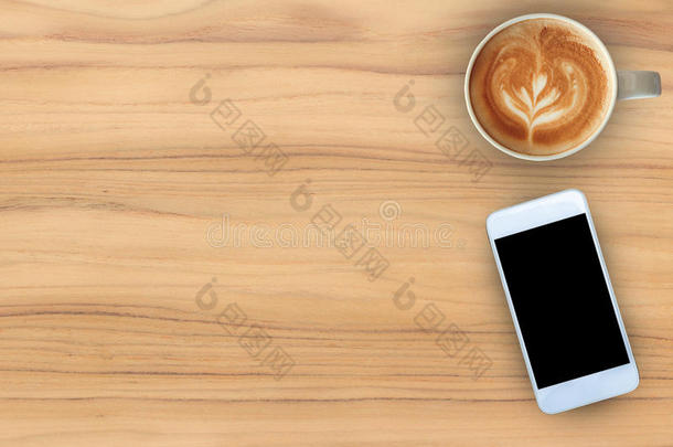 咖啡杯和手机上柚木纹理背景。