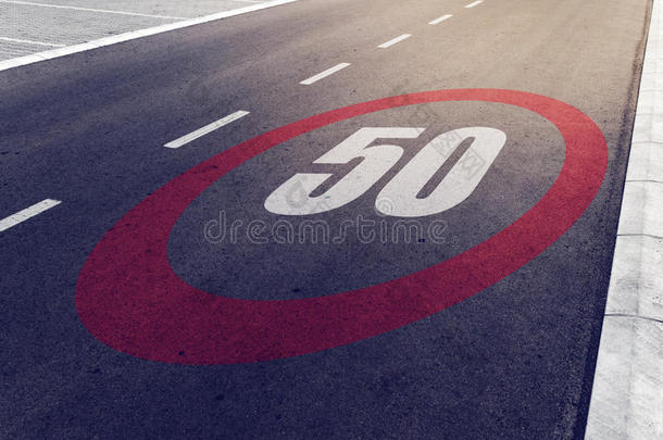 高速公路上<strong>时速</strong>50公里或每小时行驶限速标志