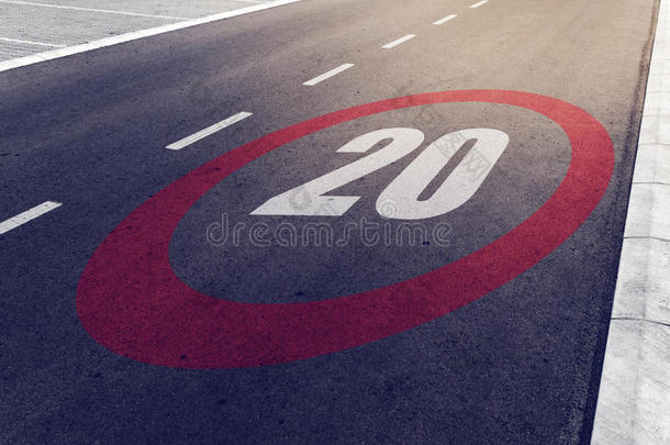 高速公路上<strong>时速</strong>20公里或每小时行驶限速标志