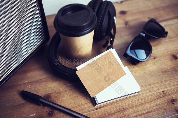 特写堆叠空白牛皮纸名片模拟木桌背景。拿走咖啡杯合作工作室。现代