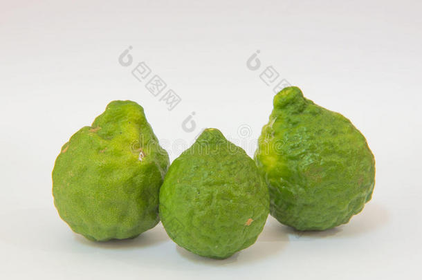 新鲜的佛手柑水果，白色背景上的绿色佛手柑。