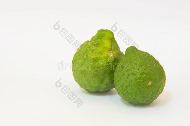 新鲜的佛手柑水果，白色背景上的绿色佛手柑。