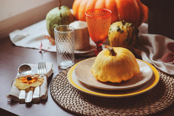 秋季传统餐桌设置为感恩节或万圣节