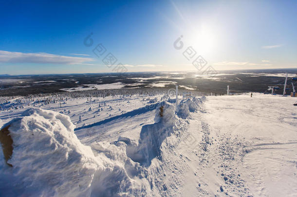 美丽的冷山观滑雪胜地，阳光明媚的冬日机智