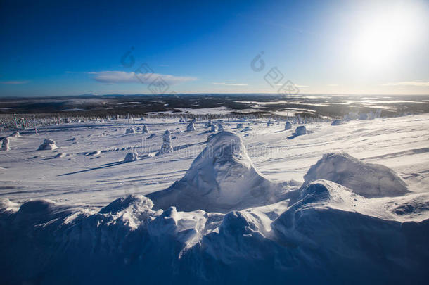 美丽的冷山观滑雪胜地，阳光明媚的冬日机智