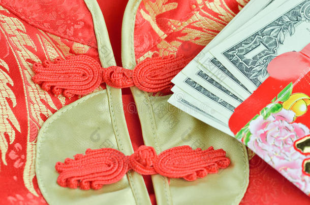 中国红包和旗袍传统中国服装或普通话礼服，幸运钱包。 中国新年