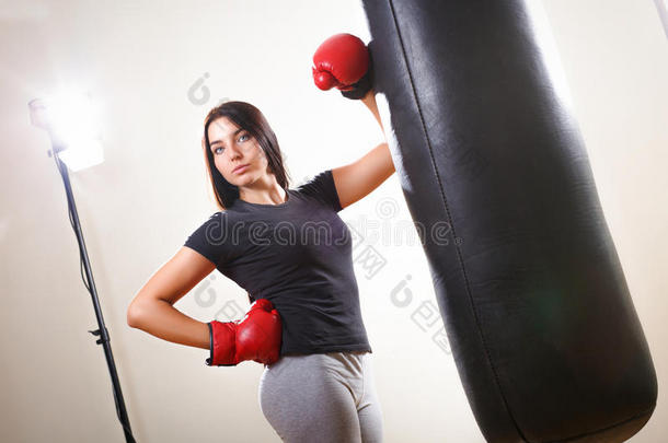 黑发拳击女孩戴手套，身体撞到<strong>梨子</strong>。