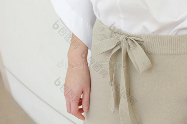 米色拉弦腰休闲女裤风格特写细节。 最小的时尚。