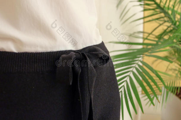 黑色拉弦腰<strong>休闲女裤</strong>风格特写细节。 最小的时尚。