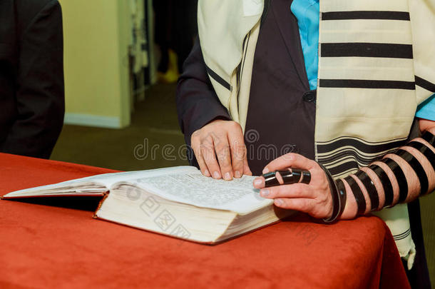 男孩在<strong>成人礼</strong>上阅读犹太律法的手