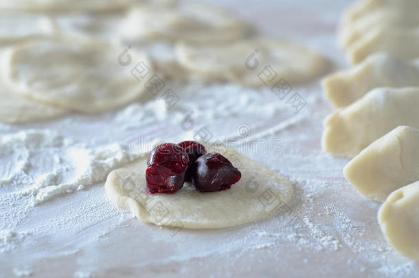 用樱桃煮饺子。