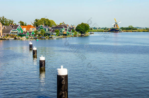全面运作的历史荷兰风车和房屋沿扎安河