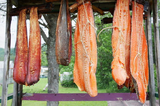 加拿大红鲑鱼条挂在户外的架子上抽烟