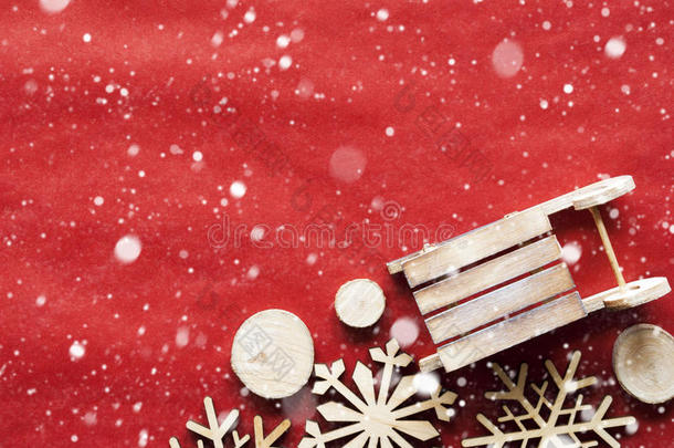 圣诞装饰像包装纸上的雪橇，雪花，复制空间