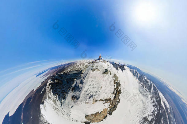 在一个阳光明媚的日子里，空中测量雪山的顶部