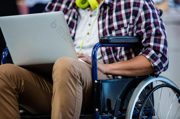 坐轮椅的设计师带着电脑