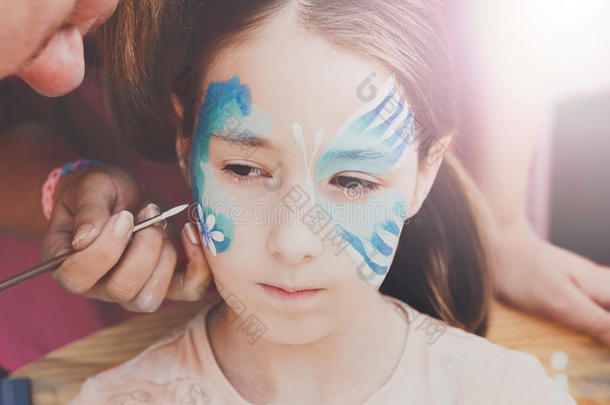 女孩子面部绘画，制作蝴蝶过程