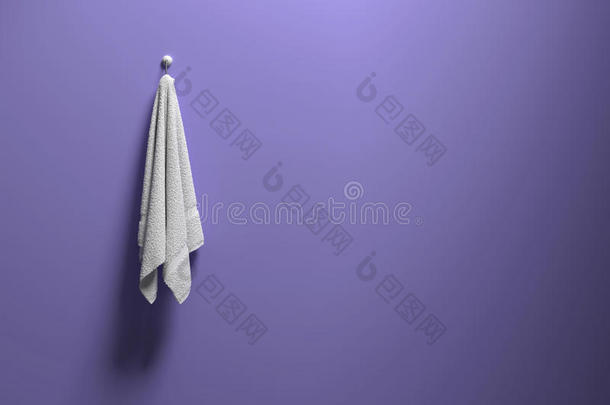 三维渲染：插图一条干净的白色毛巾挂在紫色的粉墙上，光影，复制空间