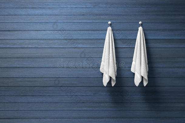 三维渲染：插图两块干净的白色毛巾挂在木墙上，光影，复制空间