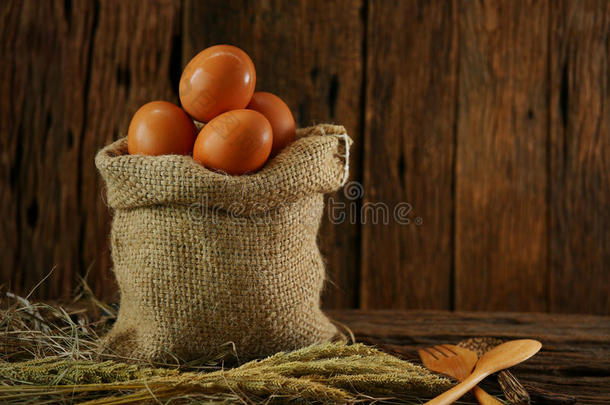 从农场木制背景上的新鲜鸡蛋，准备在厨房房间做饭，有机<strong>食品</strong>和清洁<strong>食品</strong>，以促进健康
