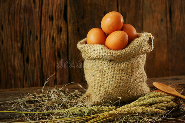 从农场木制背景上的新鲜鸡蛋，准备在厨房房间做饭，有机<strong>食品</strong>和清洁<strong>食品</strong>，以促进健康