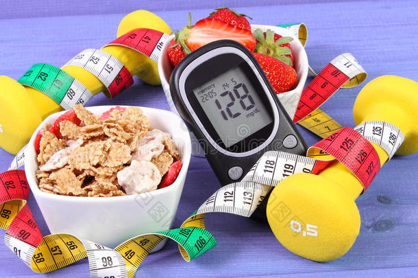 <strong>血糖仪</strong>，糖水平，健康食品，哑铃和厘米，糖尿病，健康和运动的生活方式